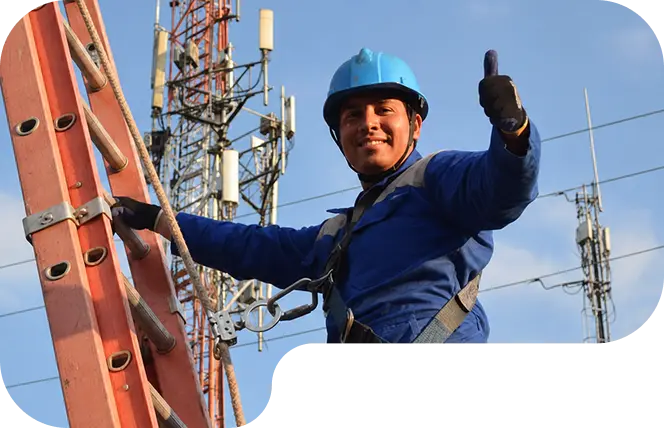 Operario trabajando en soluciones de conectividad
